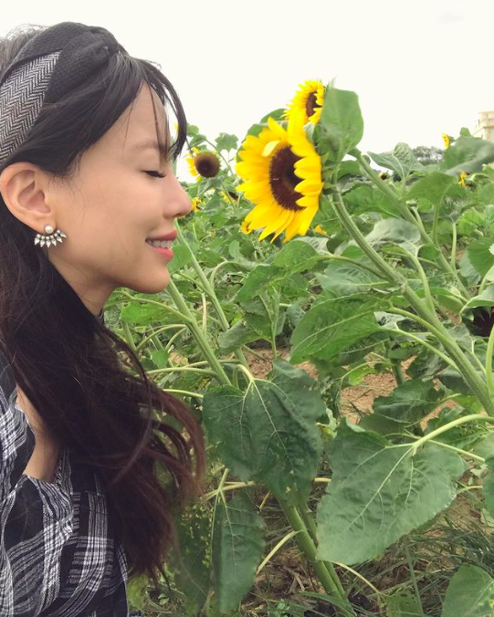 李靓蕾:「从今以后我要善待自己,我会重生,也会做孩子们最坚强的依靠和最好的榜样,让他们知道人生就算跌倒了谷底一样可以靠自己的力量再爬起来。」