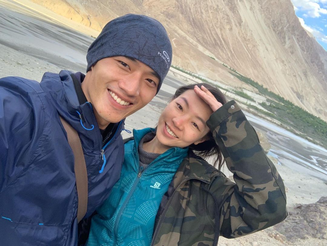 被问到身份跃升为夫妻有何感受？阿哲则表示非常紧张，但是看到在场的亲朋好友们都在忙进忙出竭尽全力帮助他，让阿哲深表感触「我觉得挺幸运和幸福的，身边有这么一班好的人一起出现在生命中」