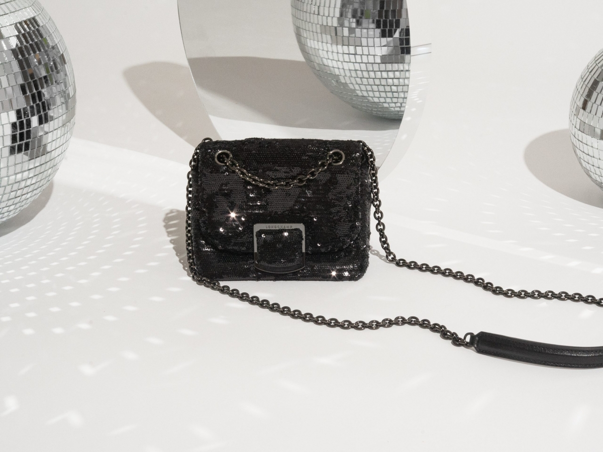 布满闪耀黑色亮片的小巧尺寸Brioche,搭配上质感满分的深色金属五金及链带,无论日与夜都能尽展时髦魅力。