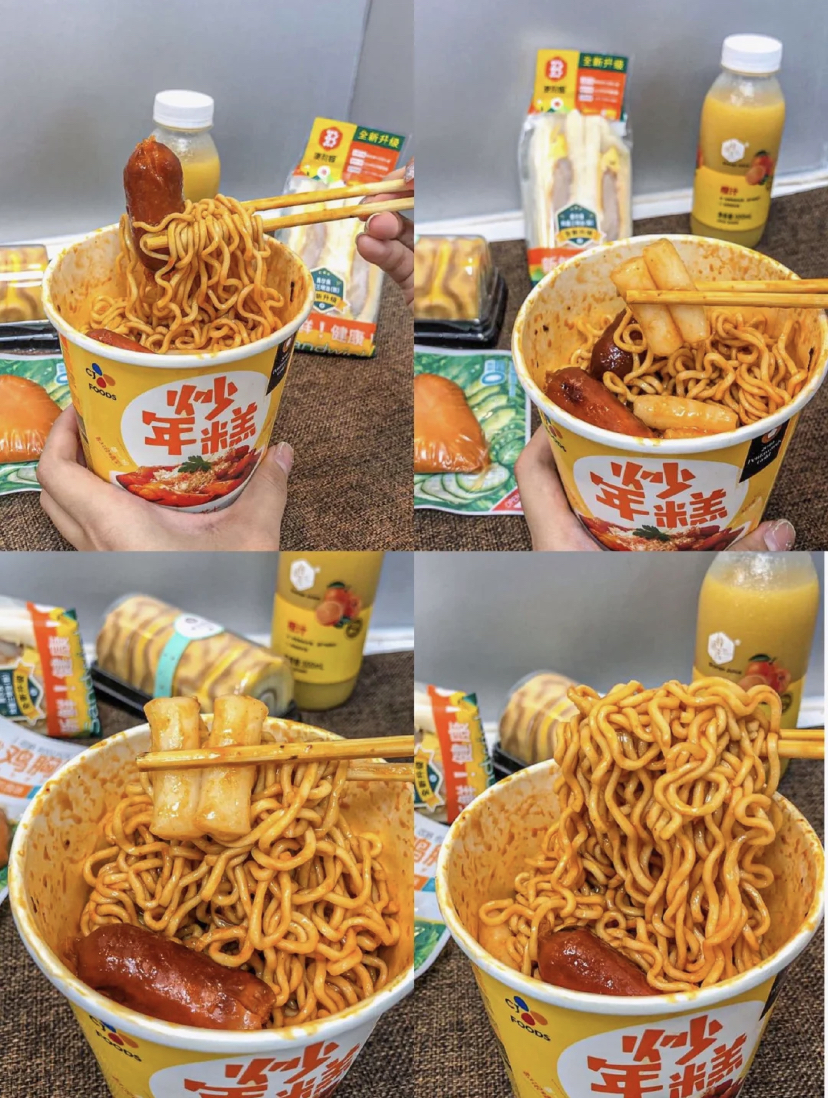 将年糕和辣面煮一起吃口感又香又辣,绝对能满足吃货的嘴!