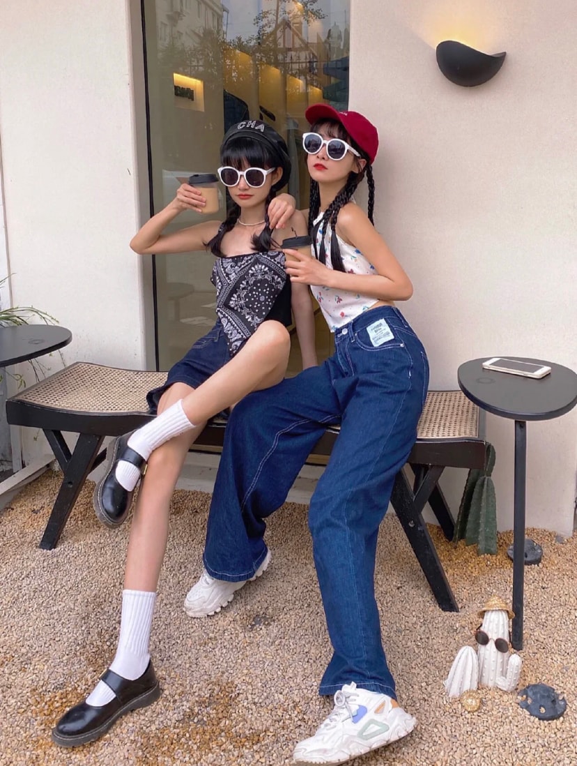 首先当然少不了潮流的穿搭再凹姿势就能get时尚大片了!