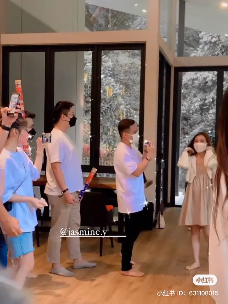 女主角一进场马上泪奔，没想到阿旺居然会和一班网红朋友串通好来布置这场惊喜。