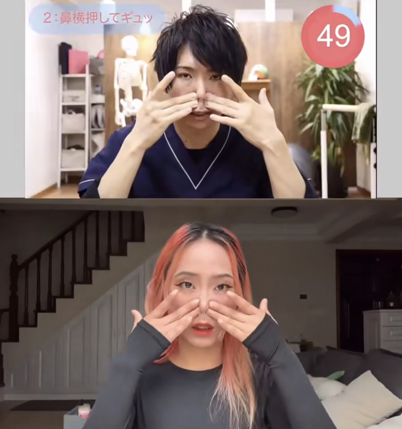 动作二、同样用用无名指和中指放在鼻翼两侧,先施压再向中间推要保持力度,来回的推1分钟就可以啦~
