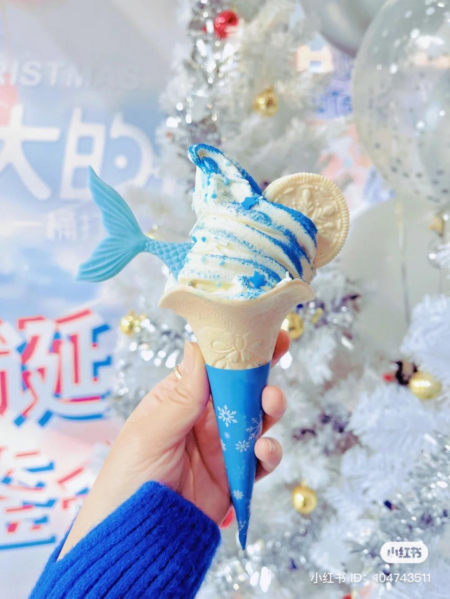 冰凉顺滑的雪糕上还有脆口的饼干,整体口感非常丰富又具有层次感,肯定能满足你的甜点胃。只可惜目前这款「小美人鱼雪糕」只有在中国和平主体餐厅才买到,跪求大马 KFC 也搞些主题派对或推新菜单,为这个佳节添上满满的温馨气氛。