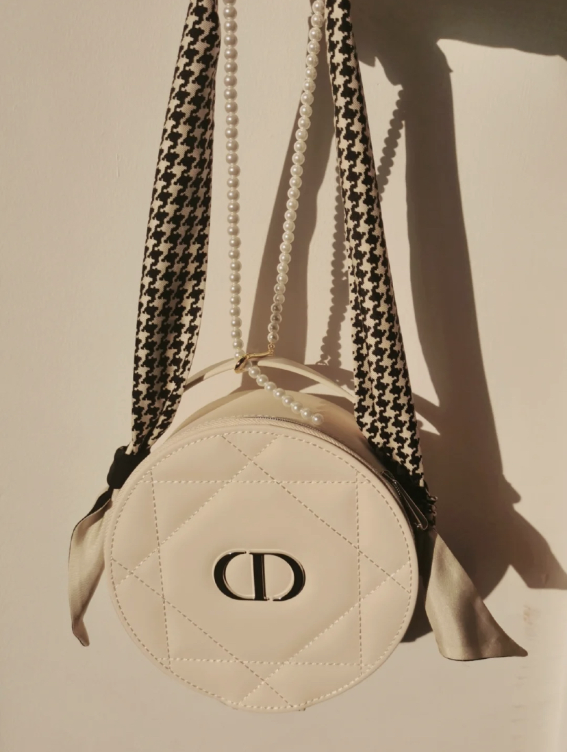 Dior的风格都偏向温柔大方的名媛风,可以用珍珠链条和喜欢的丝巾搭配,瞬间获得两种不同背法