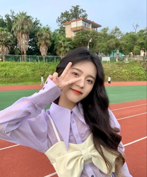 【躺平】「躺平文化」和用于形容竞争激烈的「内卷文化」呈完全对立面。「躺平」字面上的意义可直接理解为「只想瘫倒」，一般用于形容无论外界发生什么事、别人有什么反应，内心仍旧毫无波澜的人。