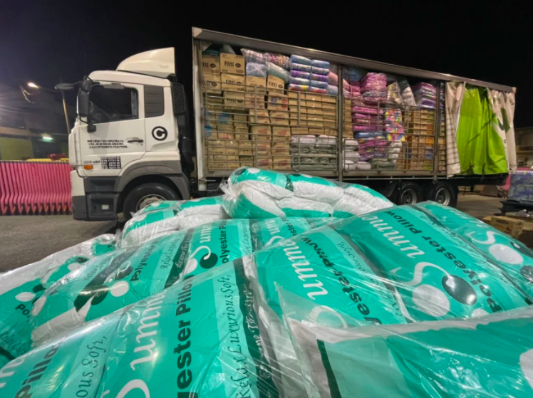 这些物资包括了床褥、枕头、成人和小孩尿片、洗地水、洗地粉、扫把、拖把、食物、电子产品等。