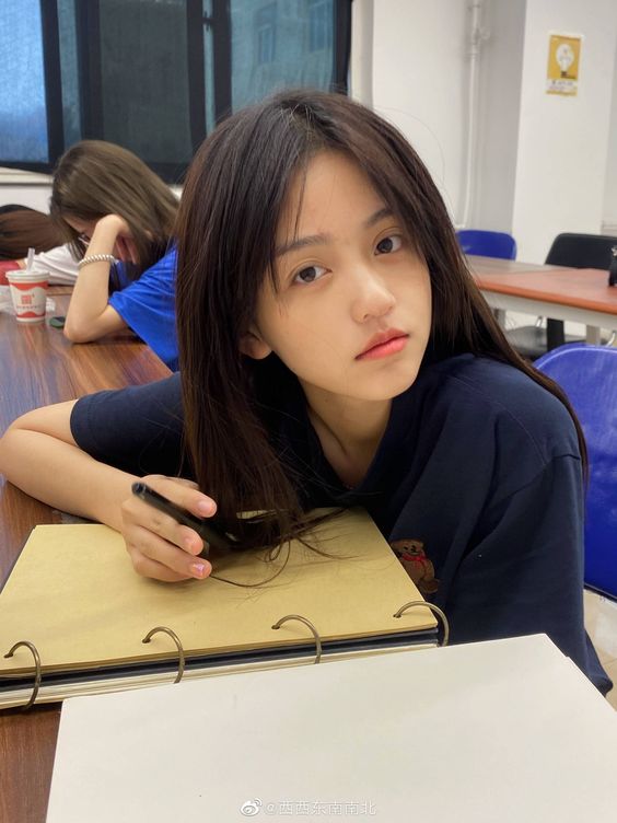 如果需要背的内容过于长，可以将它分为几个段去背。像是一篇文章分为三个部分满满的背读，就不会一次性级太多内容到脑海里