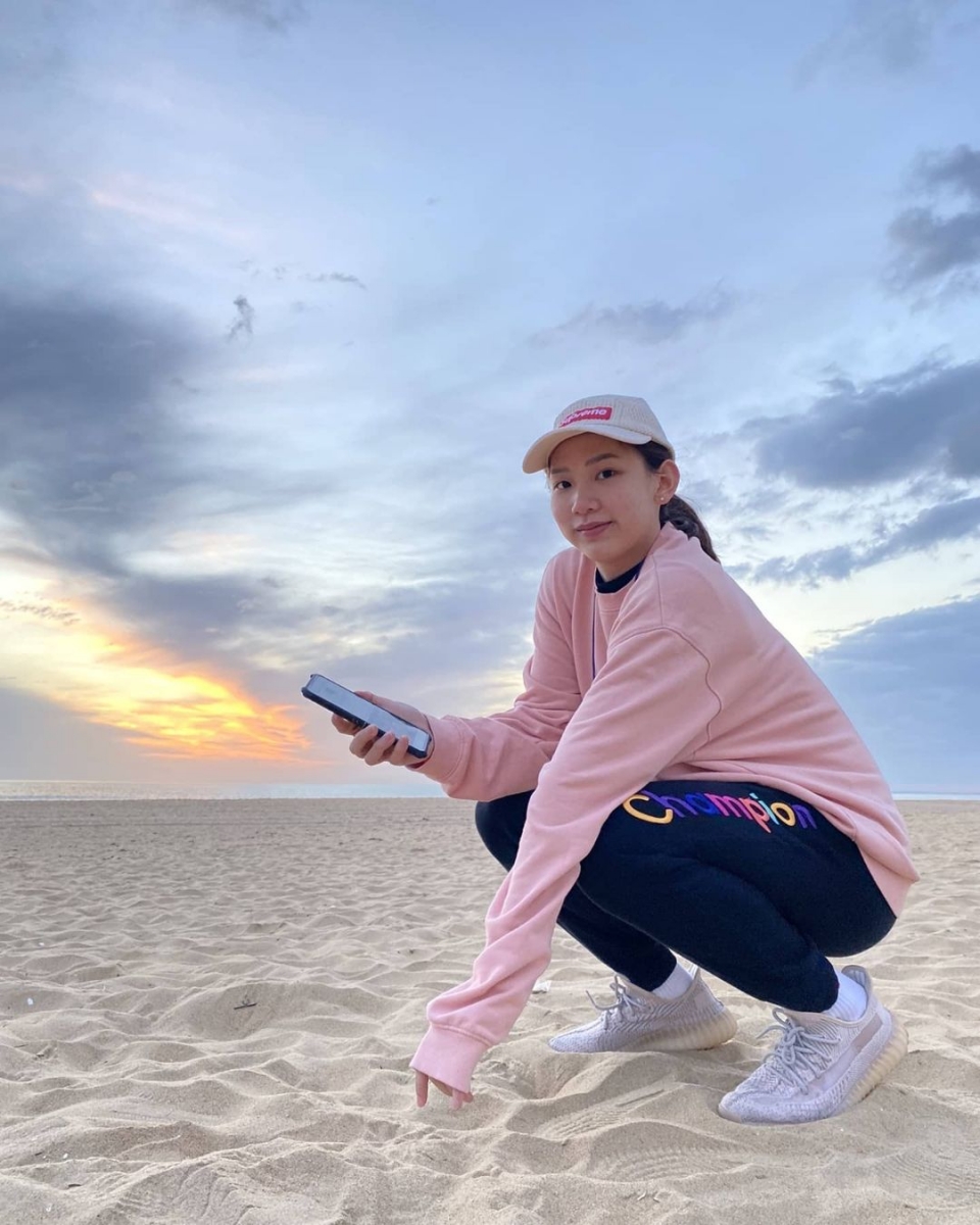 李梓嘉在「李美妙」照片主动留言「Cukup~Cukup」,「李美妙」也用了「嘴角上扬」表情包回应李梓嘉,在场的粉丝看了都尖叫不已「我超喜欢这对,希望是真的」「大型磕 CP 现场被甜晕了」「关系不简单哦」「坐等好消息」。