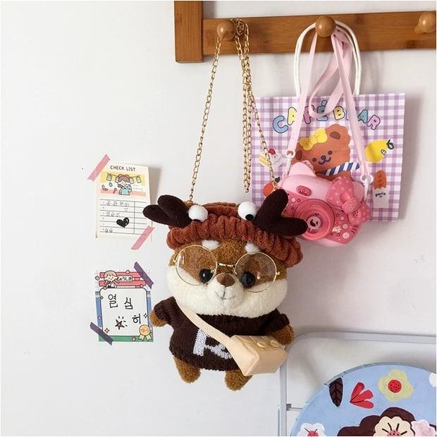 ZARA 周不时都会推出玩偶系列的时尚单品俘获少女心~这次为了配合圣诞节,更是推出了「麋鹿包」造型的斜挎包,定能成为圣诞节 OOTD 点晴单品!