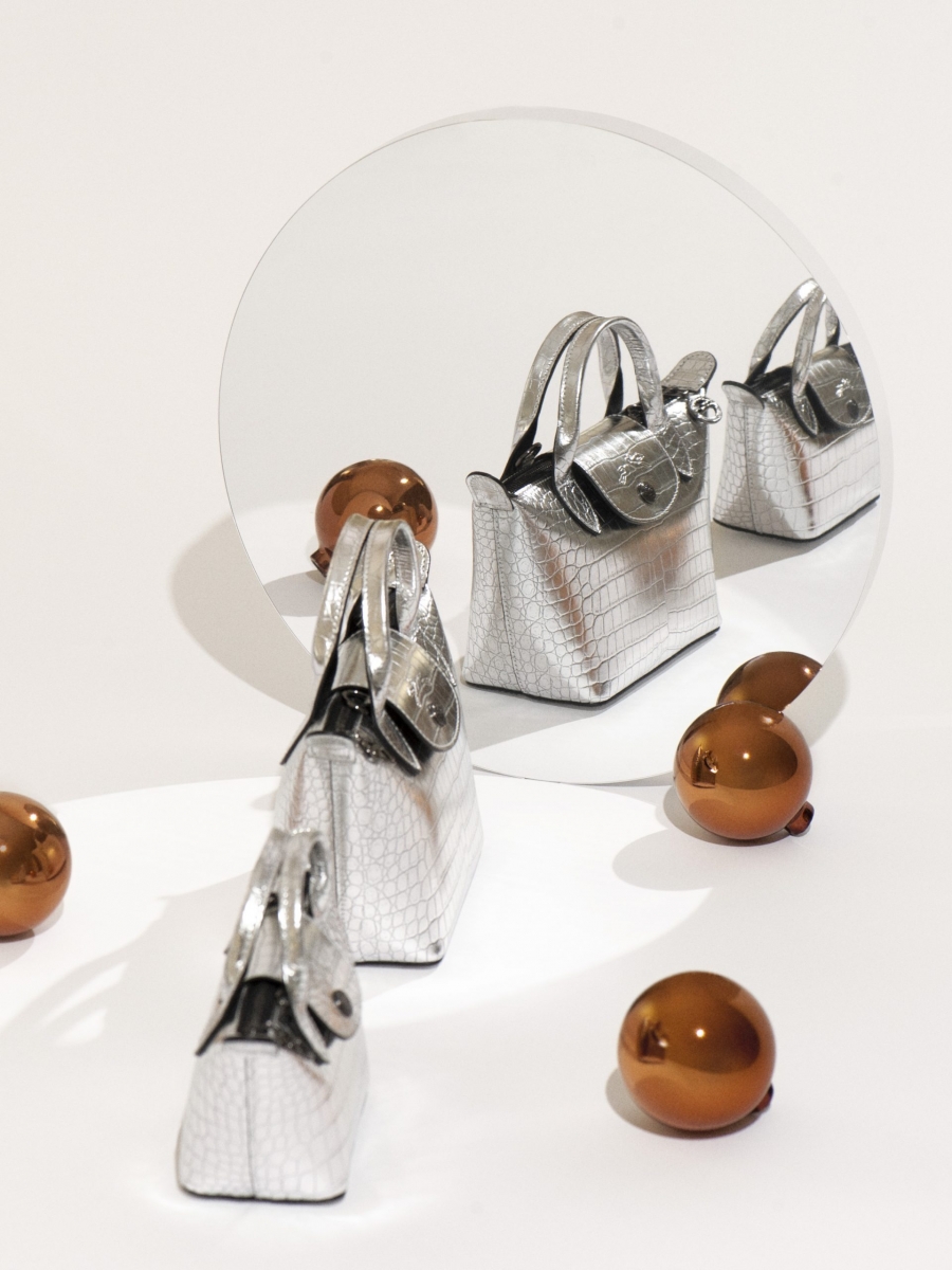 专为本季Holiday Season而生的银光色系Le Pliage® Cuir包包亮丽登场!