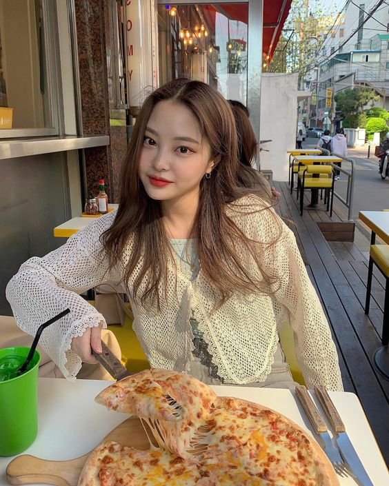 对于下厨新手和懒人党来说，这款ROBAM烤箱可以大大减少在准备料理的难度！如此方便易用和贴心的设计，可以减轻准备一桌丰盛年菜时需花费的时间和精力，让大家可以提早和一家人吃到大团圆饭！