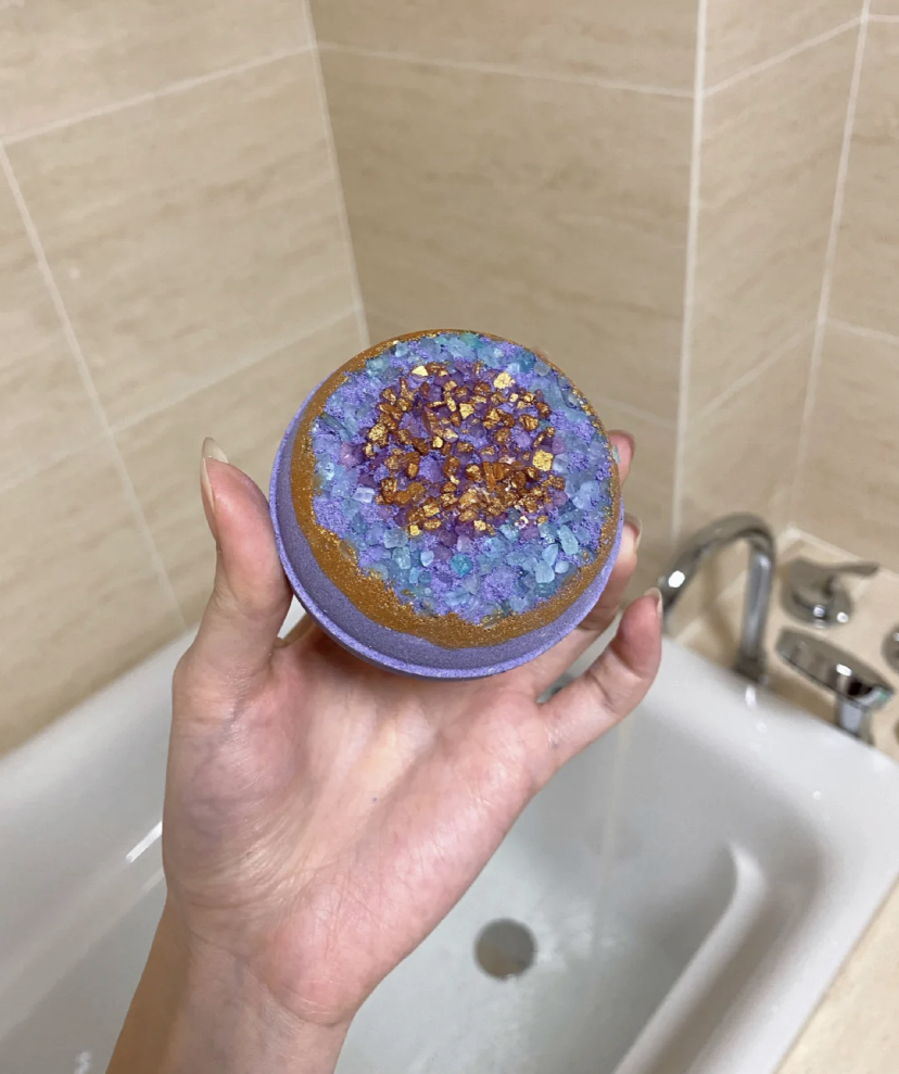 小众好看的浴球外表是紫色的水晶球,在水中泡开后是蓝紫色的梦幻泡沫