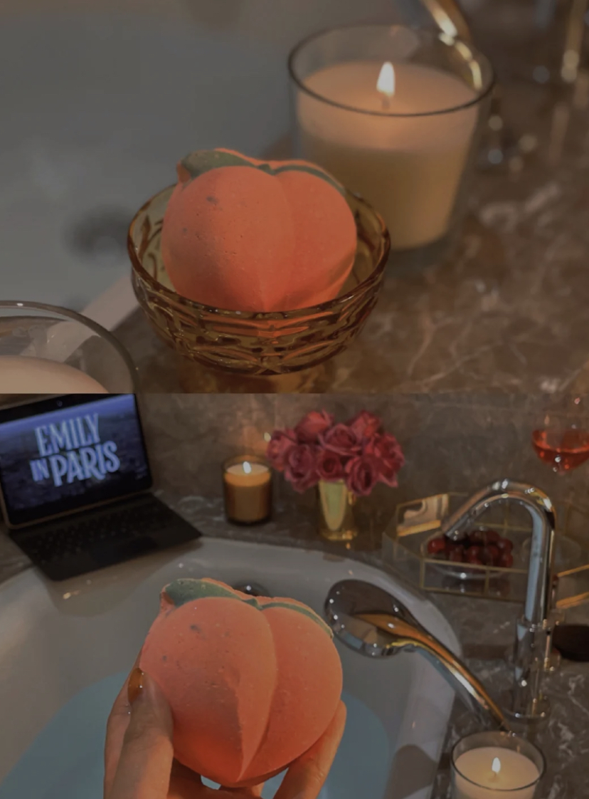 拥有非常高人气的网红水蜜桃浴球,外形就是闪闪发亮的桃子,超级正中少女心!当中有水蜜桃和多种水果的精油,味道是非常清新的桃子味