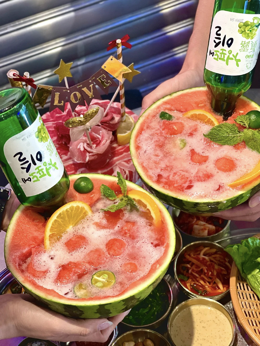 适合多人一起饮用的西瓜烧酒,可以无限续杯不怕不够分!准备一颗西瓜切一半后挖出果肉,再倒满烧酒和雪碧,接着可以加入喜欢的水果和酸梅就能开喝啦!