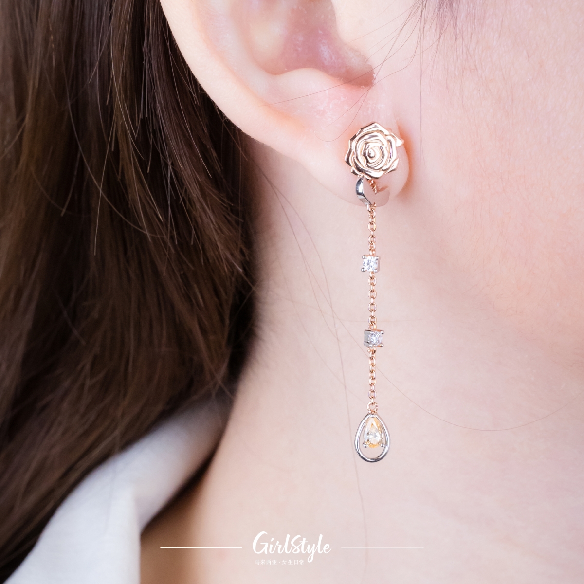 设计师还在耳环的构思上投入了小巧思，耳环可两戴任你跟着穿搭风格来玩转，单穿玫瑰耳针；也可以加上耳坠起到画龙点睛的美感，愿你在圣诞来临之际也能懂得爱，遇见属于自己的幸福人生。