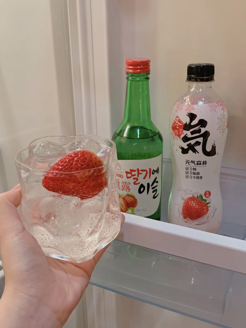 准备草莓口味的烧酒倒入三分之一,然后再用草莓气泡水倒满!喜欢吃到果肉的也可以自己切点草莓,加冰块喝起来更清爽!