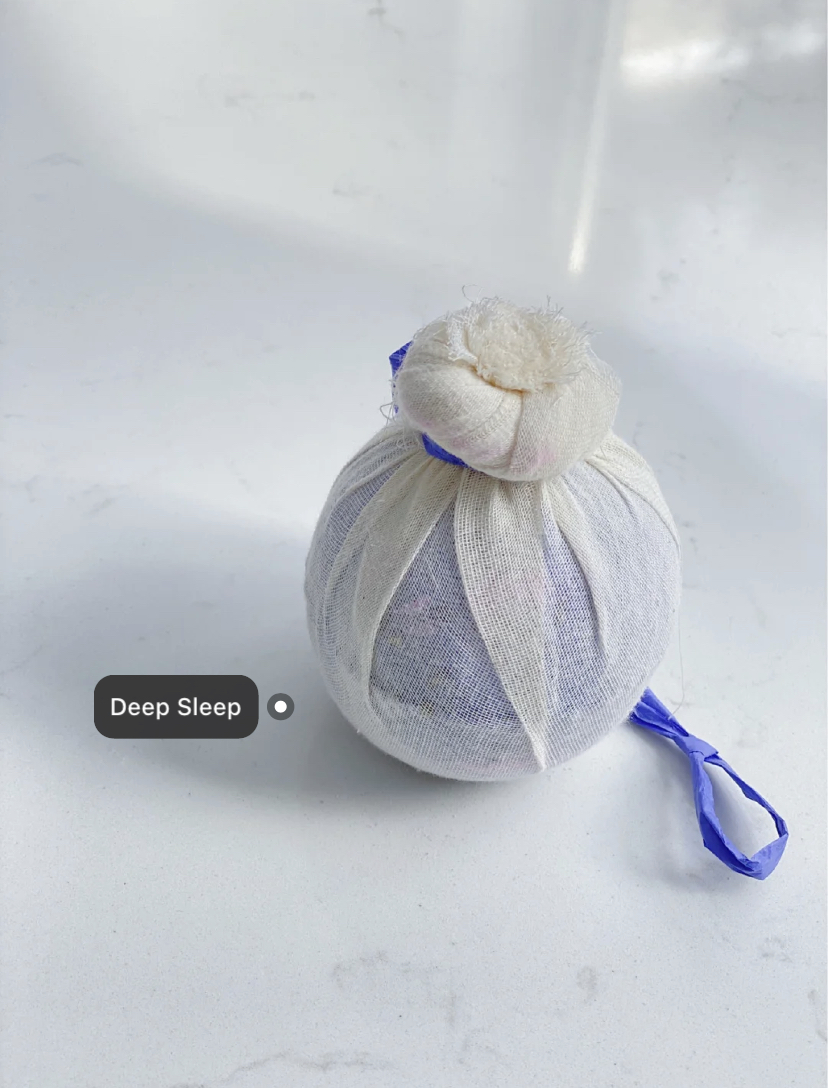 失眠人士必备的助眠浴球,它的造型比较特别是用纱布包裹着薰衣草、洋甘菊还有精华。因为有薰衣草的帮助可以让人放松身心,更加容易入睡