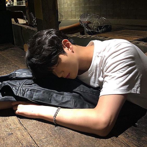 渣男会透过分享心中小秘密，利用女生对他们的心疼和心软，快速拉近彼此间的距离以便达到他们想要的目的。