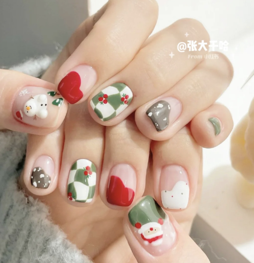 棋盘设计但是线条比较不规则，还有立体的小雪人和圣诞老人，圣诞节日感满满的美甲设计！