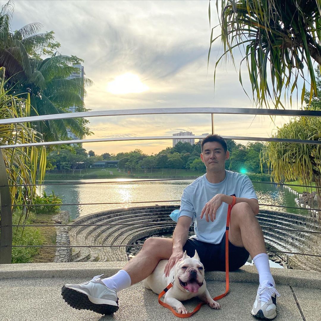 当被问及是否羡慕儿时搭档如今一步登天获得世界冠军?詹俊为则回应「与其说羡慕,不如说我被他的成就给激励到。希望有一天,我也能跟随他的脚步登上顶峰。”