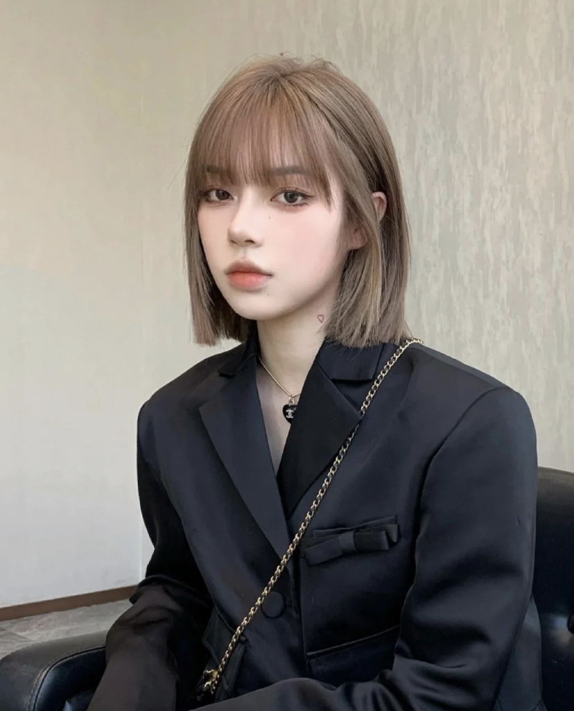 小清新的短发更加先元气感,搭配斜刘海或法式刘海都非常合适。齐齐的短发还可修饰颧骨高,百搭耐看还特别容易打理