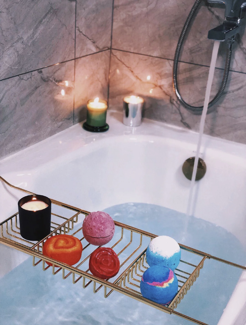 浴球除了外表好看还含有的精油成分,还可以让皮肤变得滑嫩嫩的!这里就给大家分享7款拥有护肤功效的精油浴球,当中也有分为泡沫型和彩色型