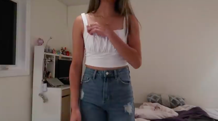 黄智勇的可爱反应把女友的心给融化了~于是她也先暂时顺着他的意换其他衣服试看看。