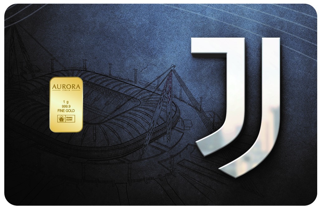 另一款带有意大利足球场为背景设计的金片也超受大家的欢迎，宝石蓝的色彩加上简单俱乐部标志，营造出智慧神秘、成熟稳重的感觉，送给男友绝不会踩雷！