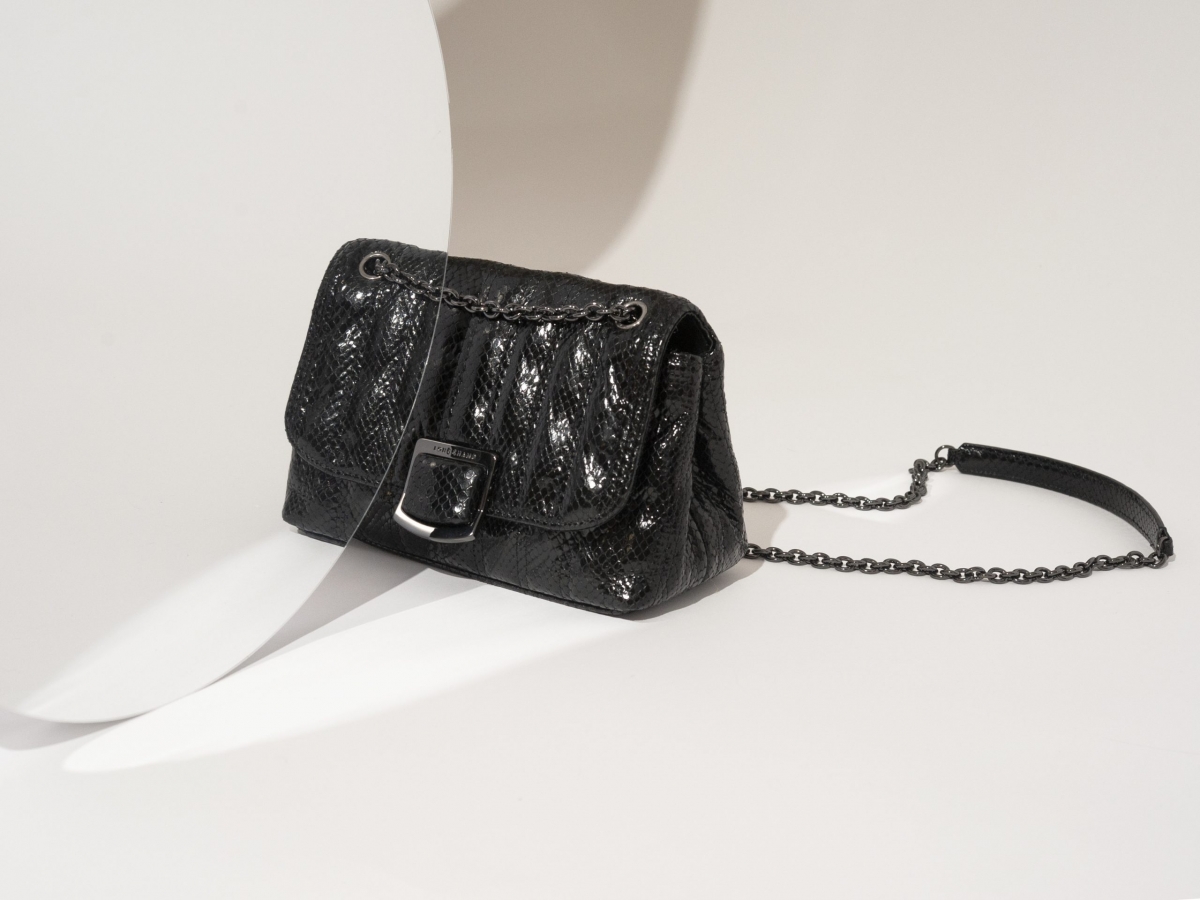 此款Brioche包包饰有闪亮仿蛇纹小牛皮,加上可自由调节长度的链带,让佩戴者无负担轻松尝试多样搭配法。