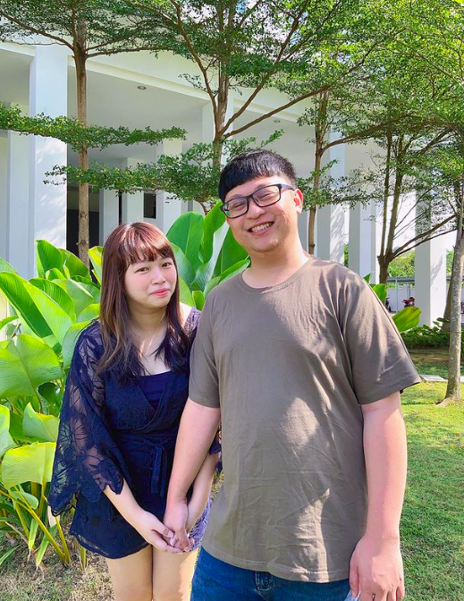 马来西亚知名YouTuber夫妻档伟鸿和Yiyi育有大儿子阿轩和小女儿「妹妹」忆菡，接地气的生活化内容圈粉无数。