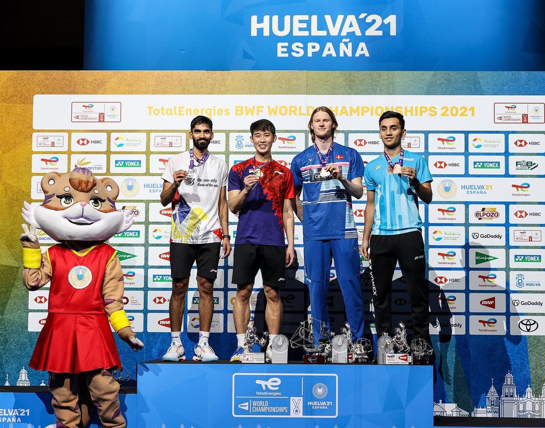 目前,他最想做的事情就是回家给父母亲和爱人最大的拥抱~连续几个月没回家,比赛结束后真的希望能和家人们一起团聚。「骆建佑」大大小小的比赛,父母亲都会关注~这次当然也不例外!看到儿子从名不见经传到一飞冲天,深表欣慰,「骆建佑」拿下胜利那刻父母也拥抱起来,画面非常动容温馨。