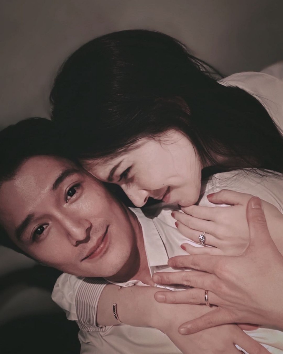 今早电影《当男人恋爱时》男女主角邱泽、许玮甯抛出「幸福震撼弹」官宣结婚。