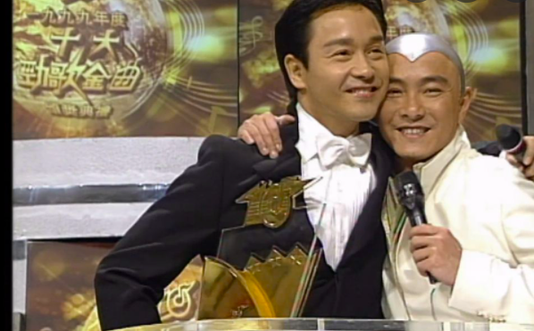 因缘际会下张卫健拨通了张国荣的电话,获对方帮助并透过歌唱比赛进入演艺圈。