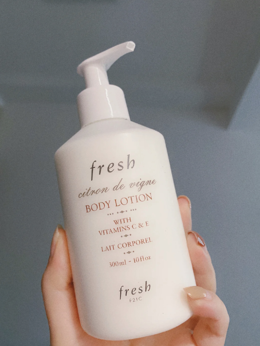 属于乳膏质地但一推开就会化成水乳,让肌肤可以补充得到满满水分!