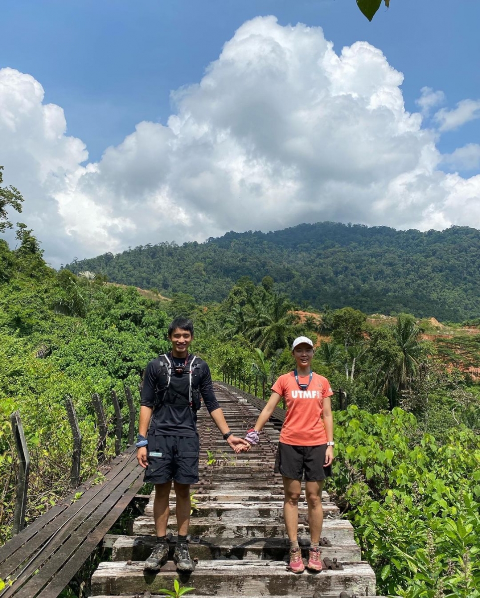 云镁鑫则表示以为这辈子都嫁不出去，签字那时候还一度喜极而泣「我们在一起踏入第 6 年了，以为结婚只是一个程序~直到听到宣誓管认真说名字时，觉得人生好像不一样了，海听感动的」。