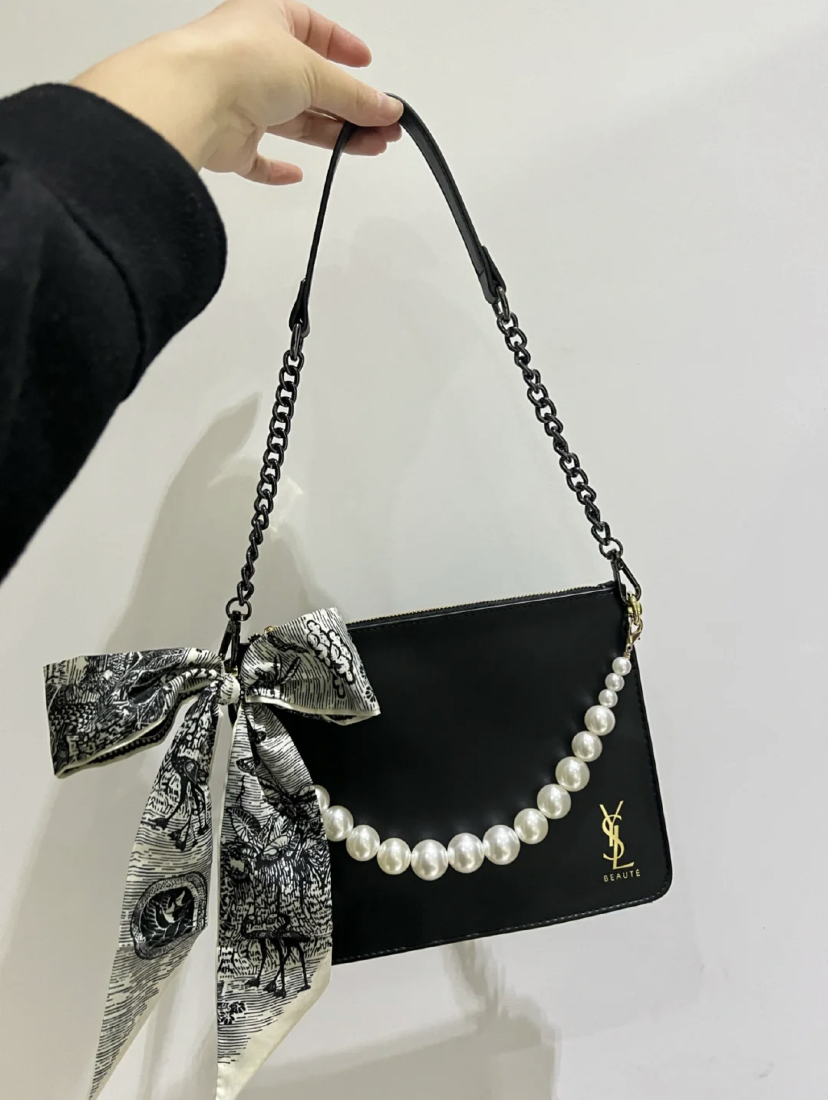 经典好看的黑金色搭配可以选用回皮质的黑金链条,再加上YSL吊饰、丝巾就完成改造了!