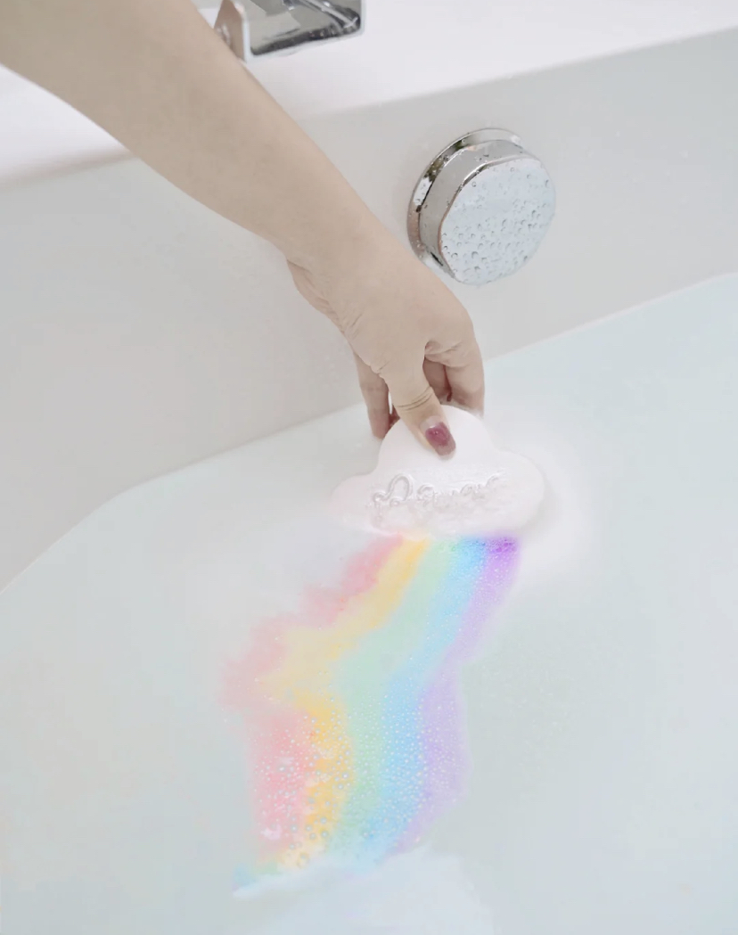 可以泡出彩虹云朵的沐浴球也太梦幻了~这个浴球的造型就是个白色云朵,放入水中后就会散开五彩缤纷的彩虹!