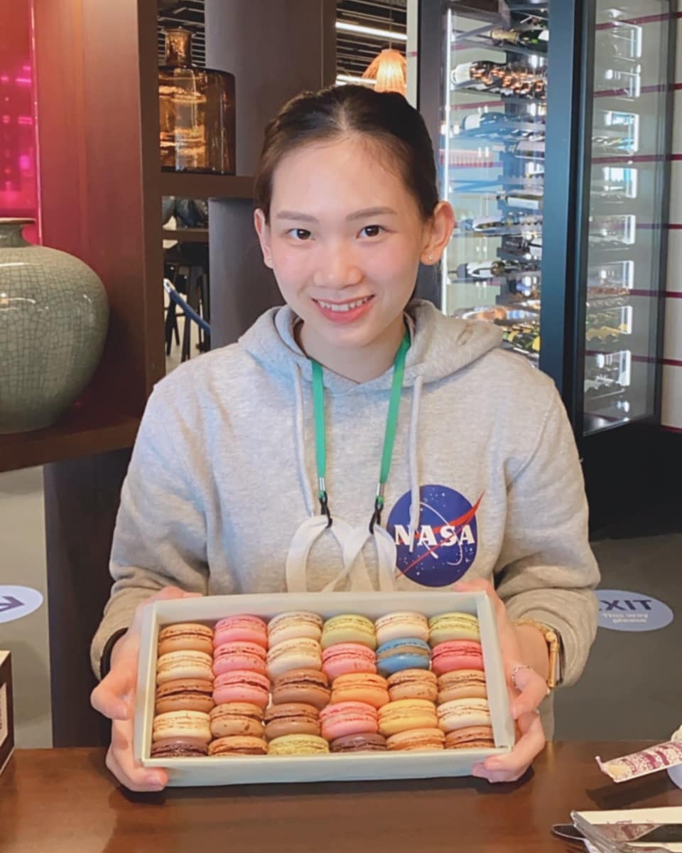 她算是泰国女单里表现突飞猛进的一名选手,最让小编印象深刻的比赛就是当她对战世界第二「山口茜」完全不怯场,不管是技术、防守、体力还是进攻实力都相当平衡,若加以磨练肯定能杀出重围超越许多好手。