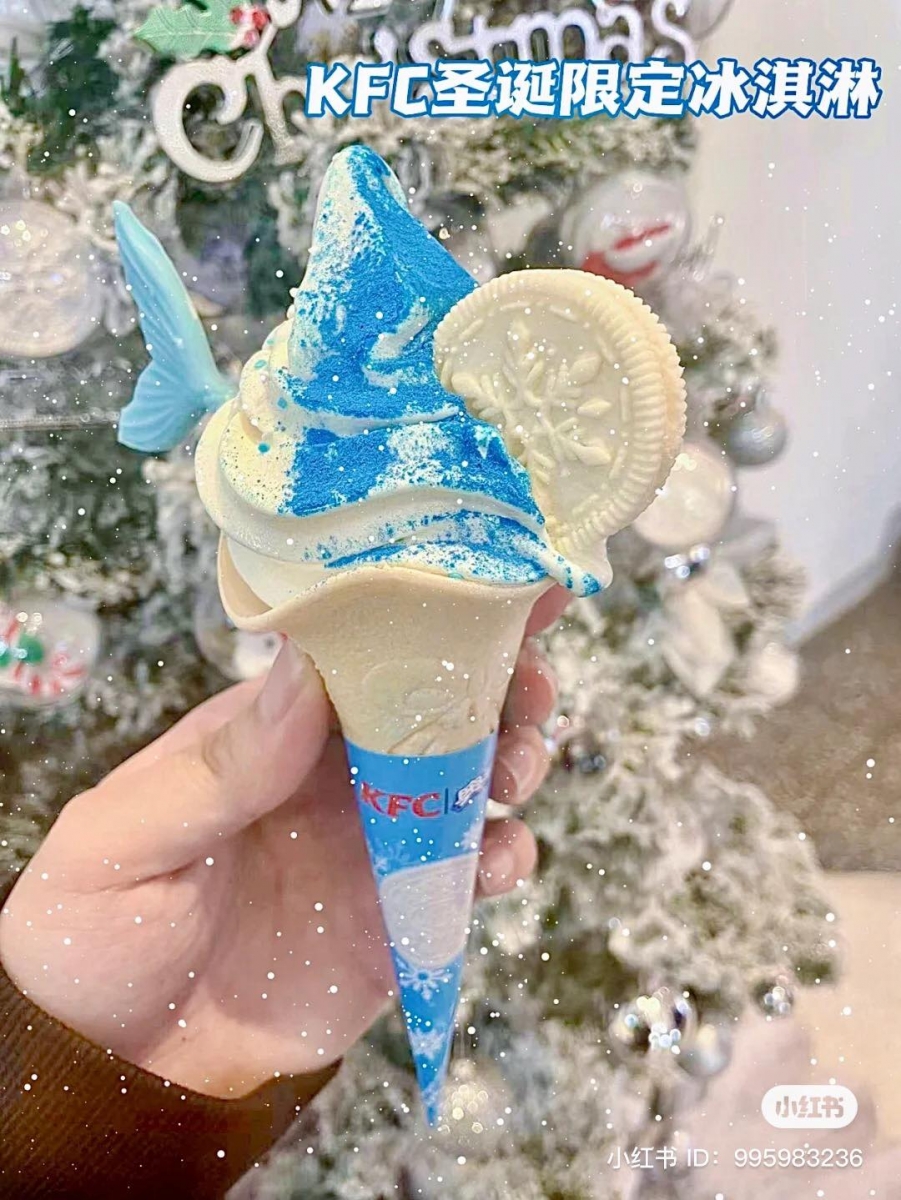 香草牛奶的冰淇淋上撒了一堆蓝色的粉末,加上 OREO 雪花饼干以及美人鱼的尾巴,仿佛给人一种夏日大海的既视感,一望无际的大海中出现一只天使颜值美人鱼,整个画面相当唯美沉醉其中,相当疗愈。