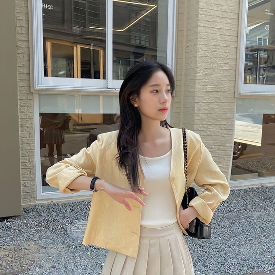 尽量选择不过于夸张但又有氛围感的穿搭，还有就是一些小细节像是首饰、指甲和香味也是不可忽略的哦！