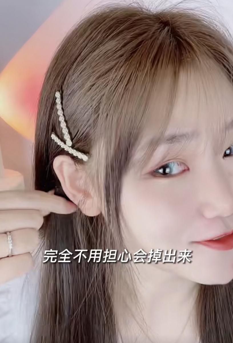 爱豆同款的一字夹佩戴错,就会贴头皮显得头发扁平又容易脱落。正确的方法是先从侧面取出一撮头发,再从耳朵后面取一撮头发,将它们扎起来。过后就能直接将一字夹直接加上去啦,头发完全不会掉出来也可以保持造型。