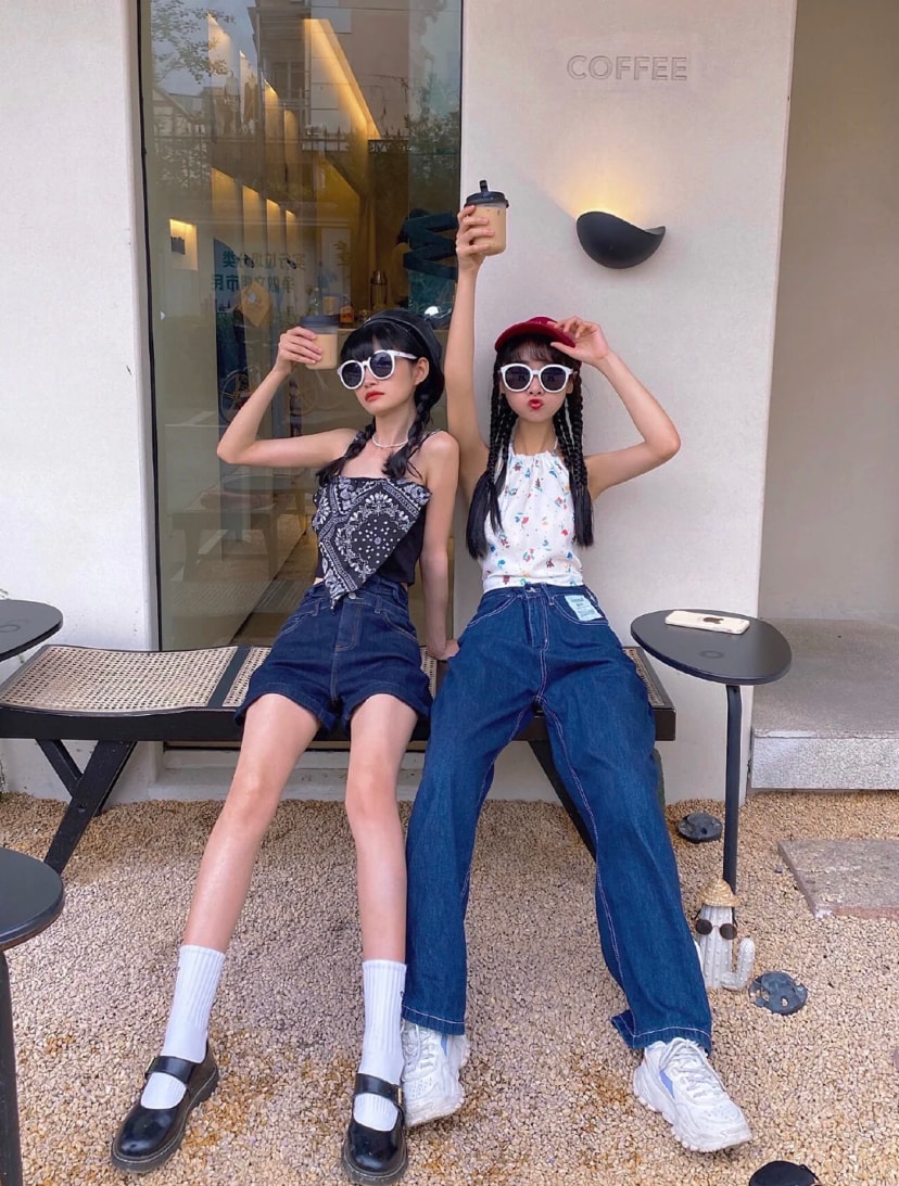 最重要的就是要大胆的摆拍,两人可以有多些互动感、举起饮料等的姿势。