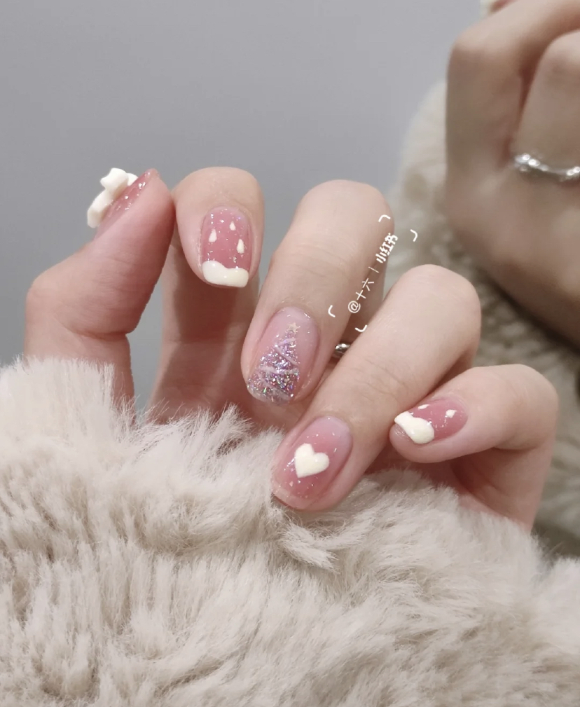 粉嫩嫩的果冻感色号搭配了立体手绘，最特别的就是闪闪发亮的圣诞树啦！