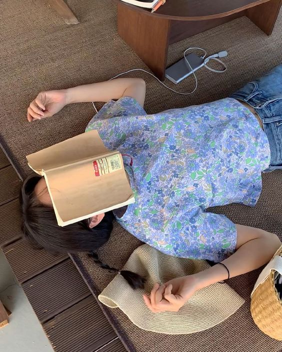 每天的早上和睡前都是记忆力最好的时候，这时候就要把握好黄金时间去读书！