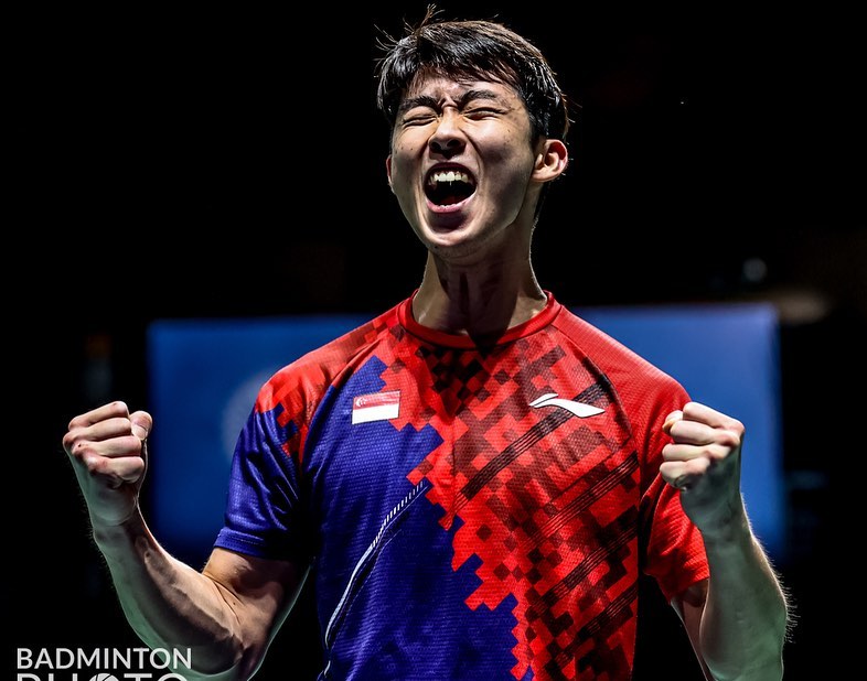 24 「骆建佑」创下历史性的一刻实现世界冠军的梦想,成为羽坛不容小觑的猛将之一。这一路走来的进步观众都看在眼里并留言称赞「恭喜 LKY 创造历史以一鸣惊人的表现成为世界冠军,他这不可思议的表现希望能成为大马年轻一代球员的一个榜样