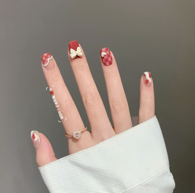 白色去描绘出不规则的线条，再贴上一个可爱的立体蝴蝶结，看起来又甜又时尚！