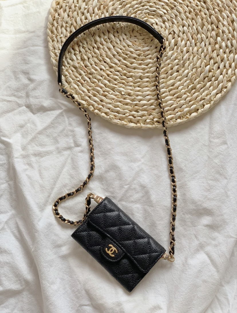 喜欢斜背法的同样可以购买链条卡包,放入卡包中就改造成功