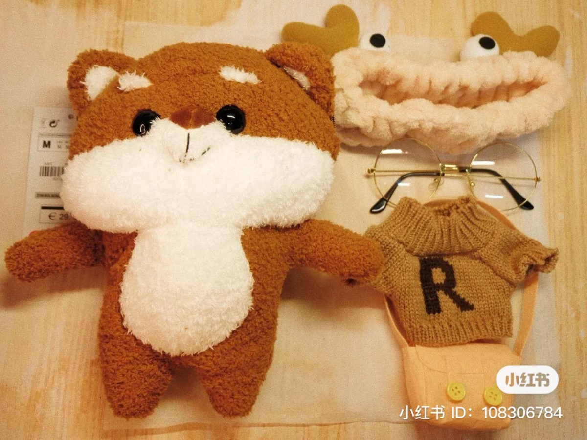 事实上,这款麋鹿包是由「小棕熊」以及各种头饰、圆框眼镜以及针织衣服和迷你包组成。任由你创意组件而成的麋鹿包,童年趣味满满超 Q~