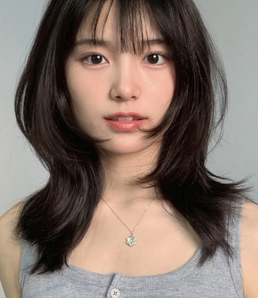 初恋感满满的日系中长发可在锁骨、过肩的长度,这样无论是披发或绑起来都没问题